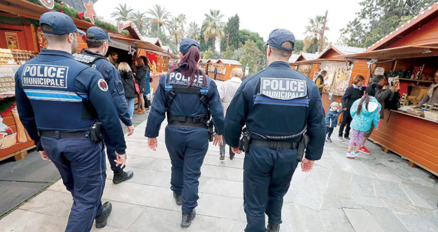 القوات الخاصة الفرنسية خلال عملية البحث عن منفذ الهجوم الإرهابي إبراهيم شيكات (إ.ب.أ)