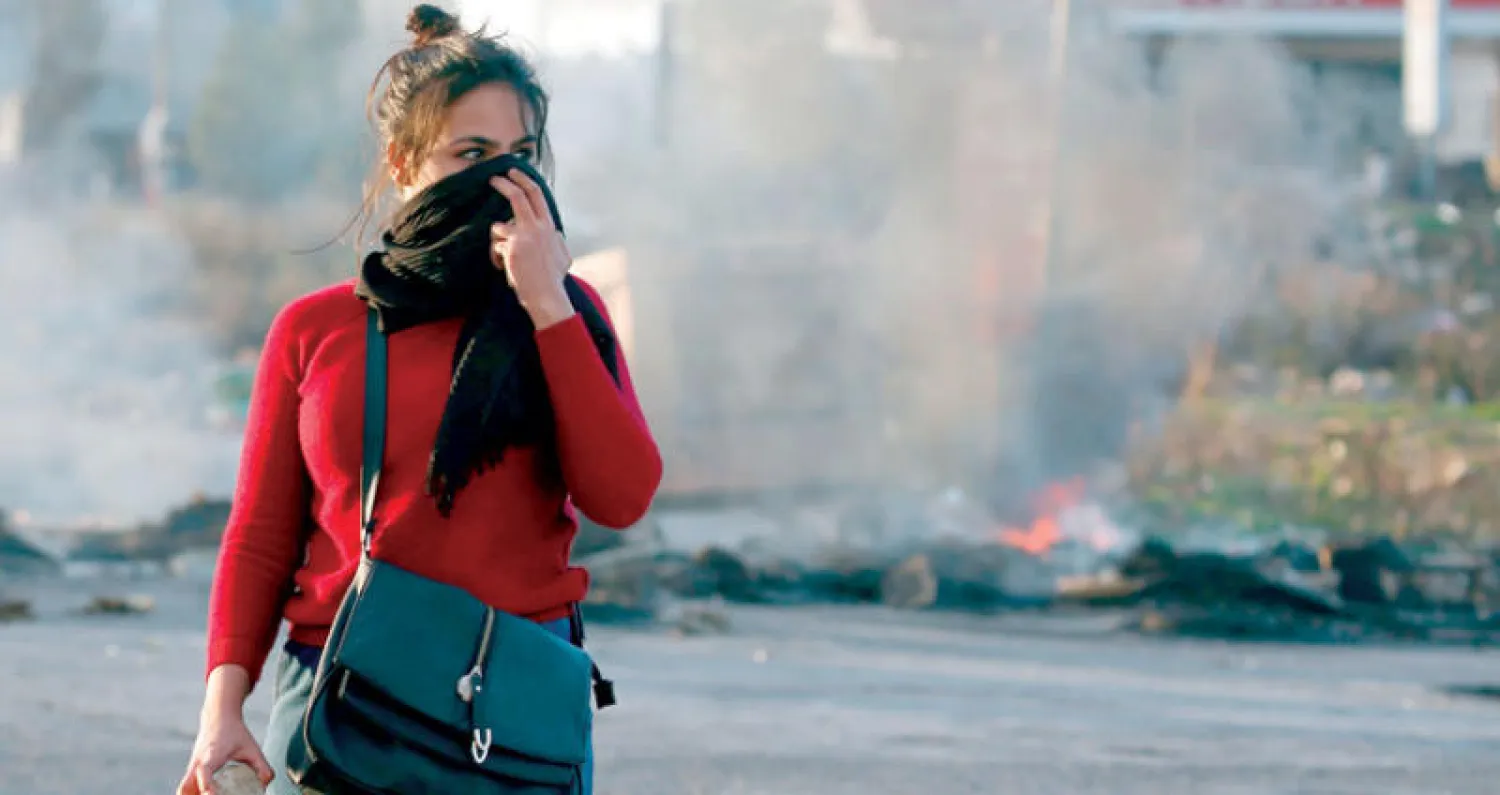 متظاهرة فلسطينية تستعد لرشق الجنود الإسرائيليين بالحجارة  في رام الله (أ.ف.ب)