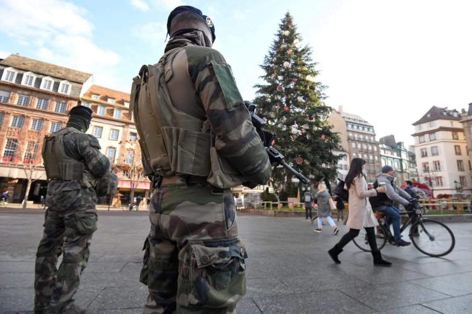 جنديان ومارّة في ساحة كليبر بوسط ستراسبورغ (أ. ف. ب)
