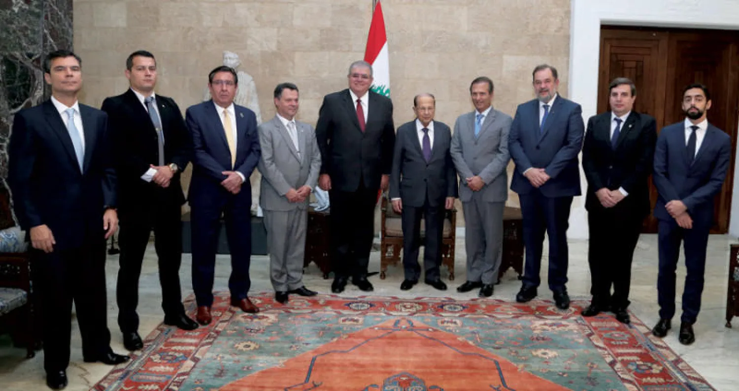 الرئيس ميشال عون مستقبلاً الوزير البرازيلي كارلوس إدواردو مارون والوفد المرافق أمس (دالاتي ونهرا)