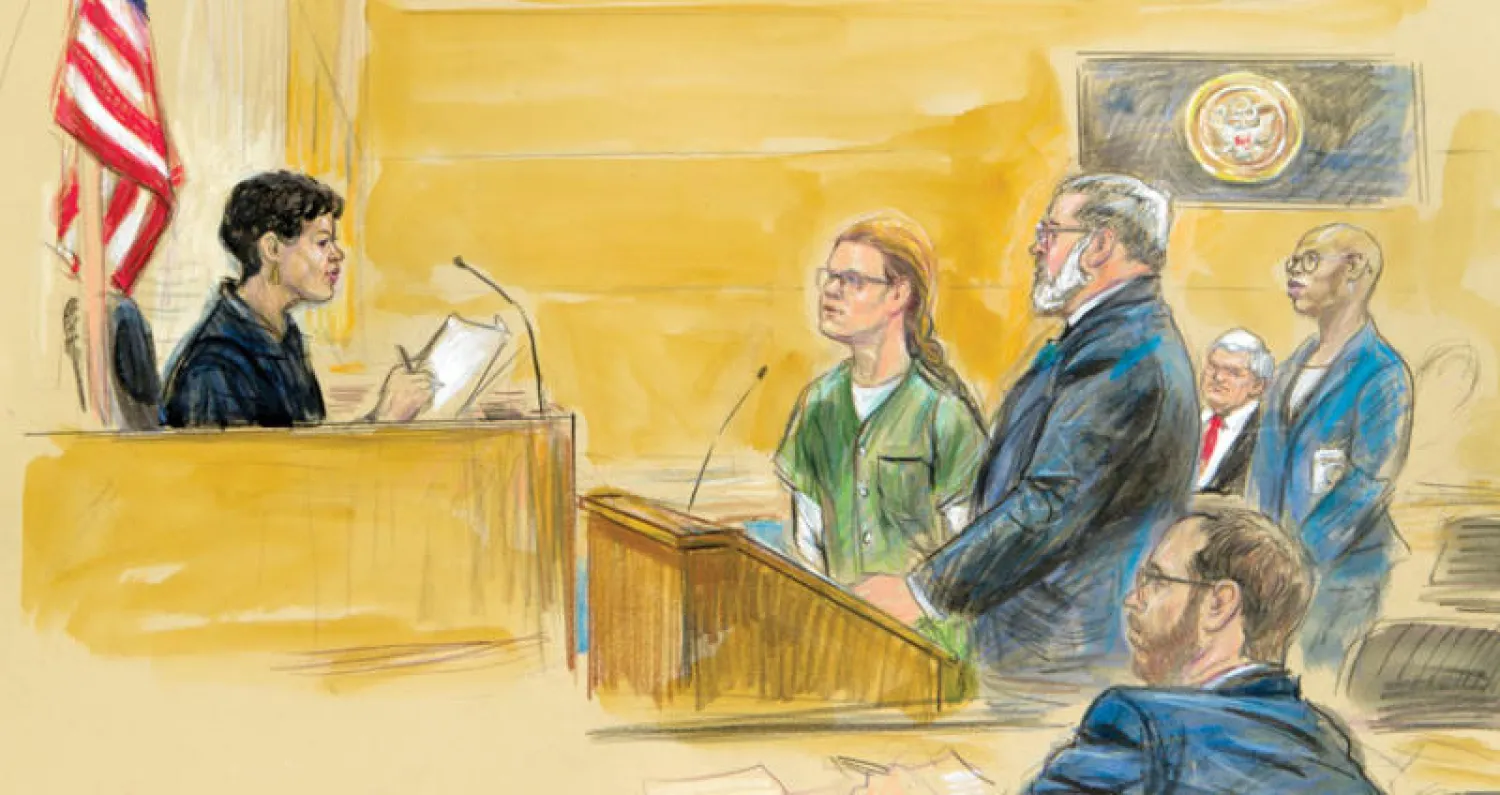 رسم للروسية ماريا بوتينا المتهمة بالتآمر ضد الولايات المتحدة الأميركية إلى جانب محاميها خلال جلسة محاكمتها في واشنطن (أ.ب)