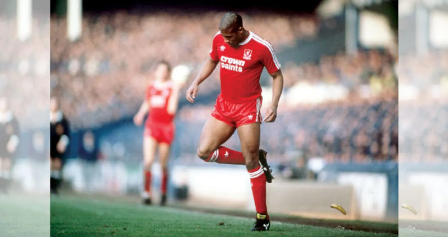 لاعب ليفربول جون بارنز يبعد موزة ألقيت عليه في مواجهة أمام إيفرتون في كأس إنجلترا عام 1988