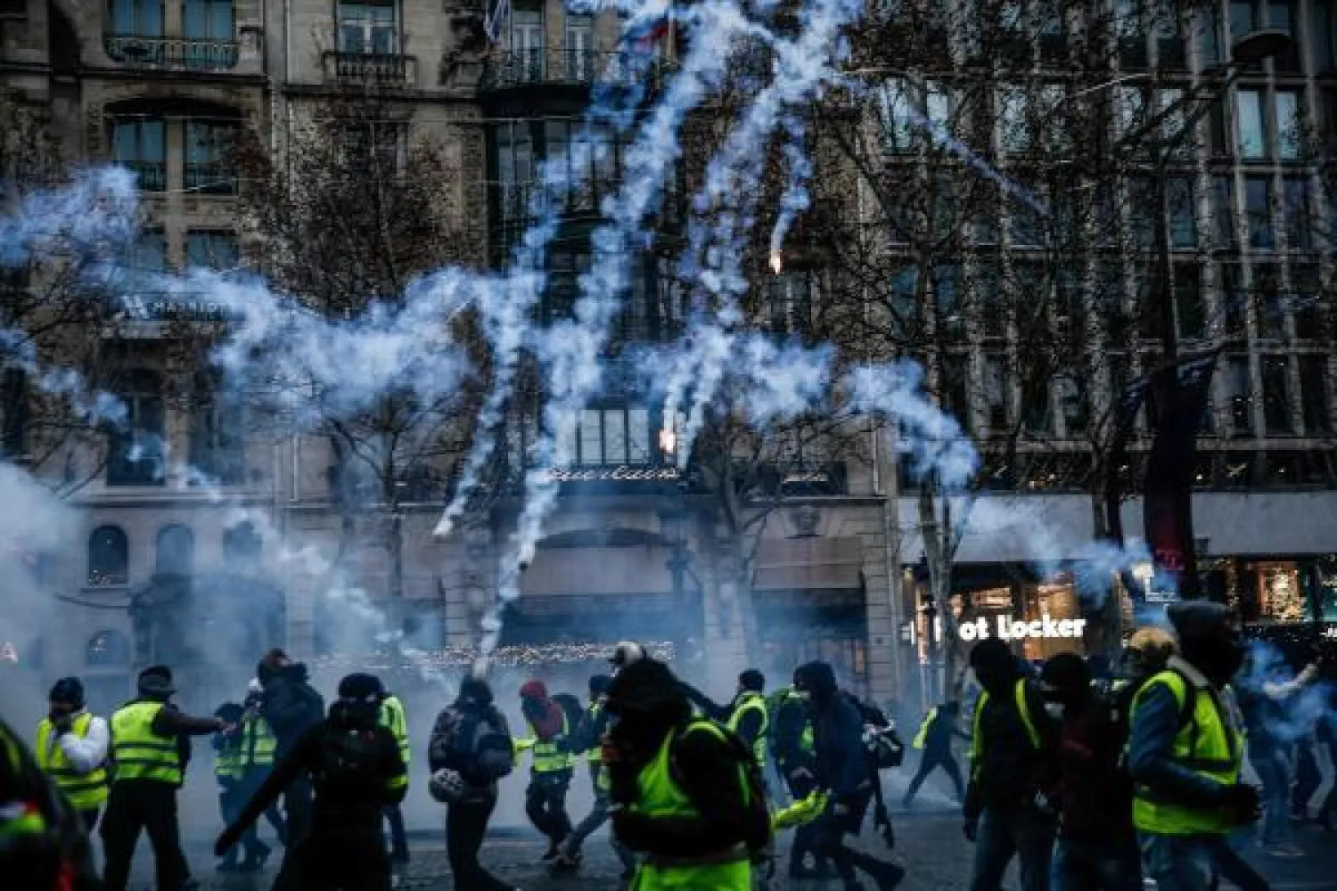 استخدمت الشرطة الفرنسية الغاز المسيل للدموع لمنع تقدم المتظاهرين (ا.ف.ب)