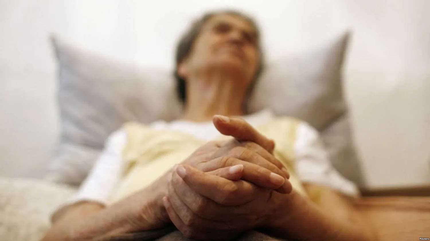 FILE - Alzheimer's disease patient Isidora Tomaz, 82, sits in an armchair in her house in Lisbon, Portugal, Sept.15, 2009. Reuters.