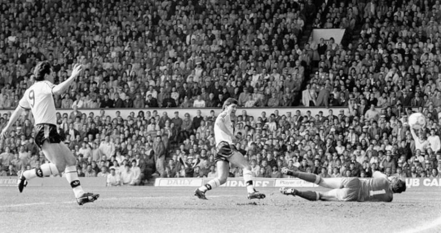 برايان روبسون يهز شباك ليفربول على ملعبه