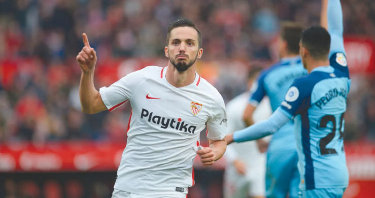 بابلو سارابيا لاعب إشبيلية يحتفل بالتسجيل في مرمى جيرونا (أ.ف.ب)