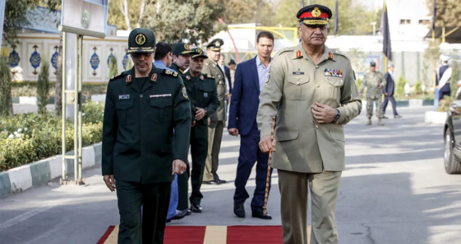 رئيس أركان القوات المسلحة الإيرانية لدى استقباله رئيس أركان الجيش الباكستاني في طهران نوفمبر 2017 (إرنا)