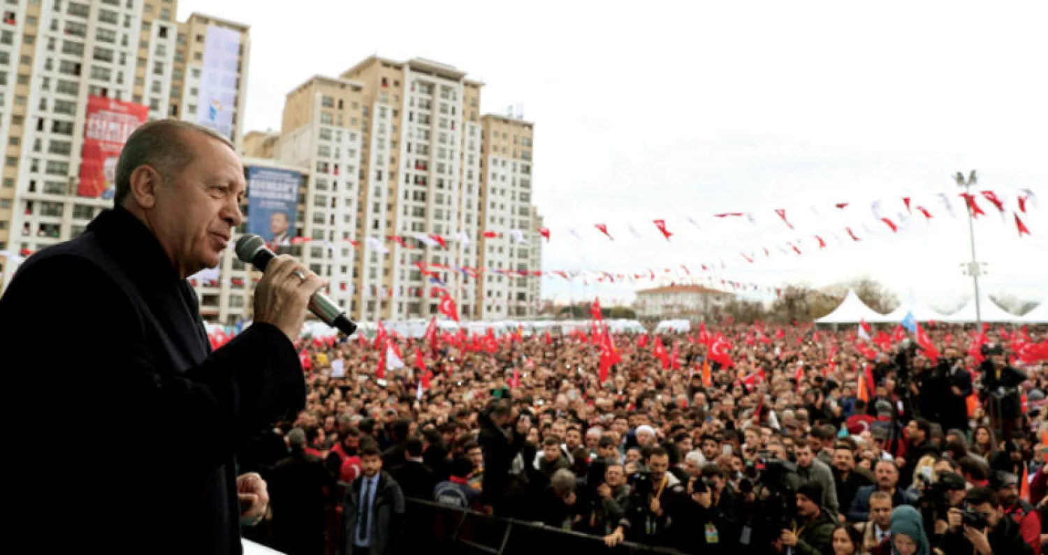 إردوغان يلقي كلمة أمام أنصاره في إسطنبول أمس (رويترز)