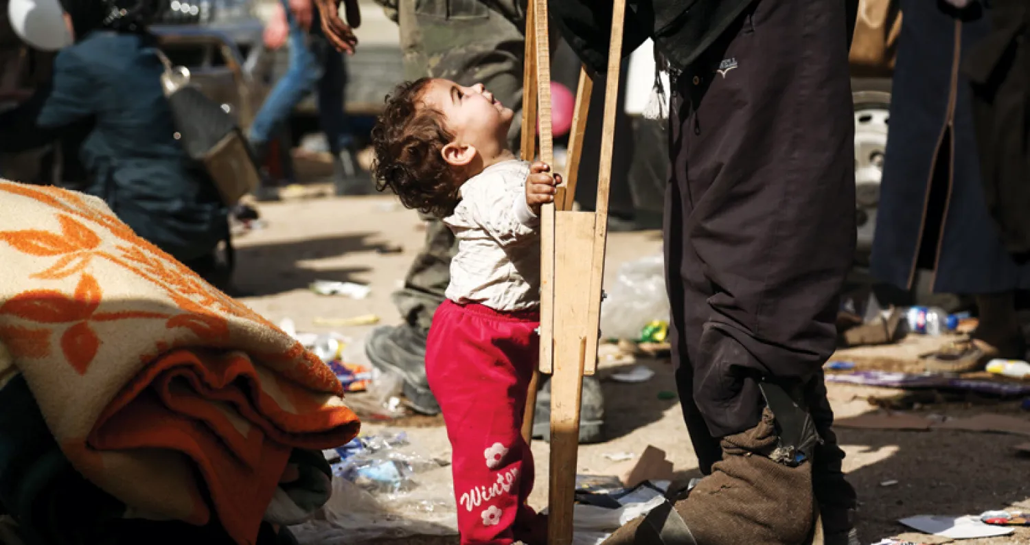  طفل سوري بقلعة «المضيق» وسط سوريا مع عائلة أخرجت من الغوطة الشرقية في مارس الماضي (أ.ف.ب) 