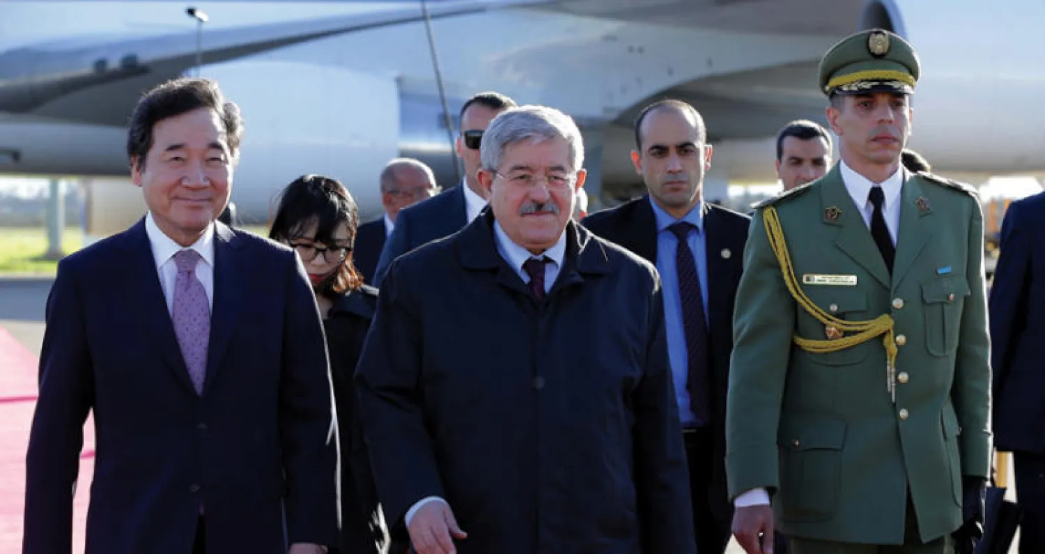 رئيس الحكومة الجزائرية أحمد أويحيى مستقبلاً رئيس وزراء كوريا الجنوبية لي ناك يون الذي بدأ الأحد في الجزائر جولة تشمل أيضاً تونس والمغرب (إ.ب.أ)