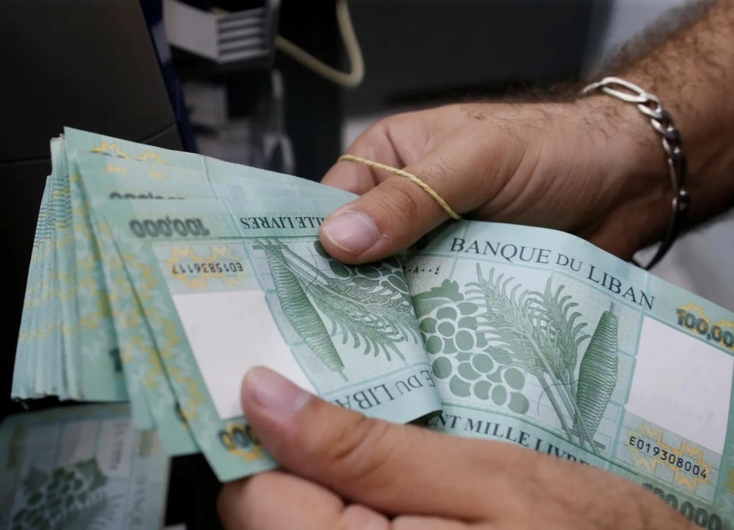 A man counts Lebanese pounds at an exchange office in Beirut, Lebanon, August 16, 2018. REUTERS/Mohamed Azakir