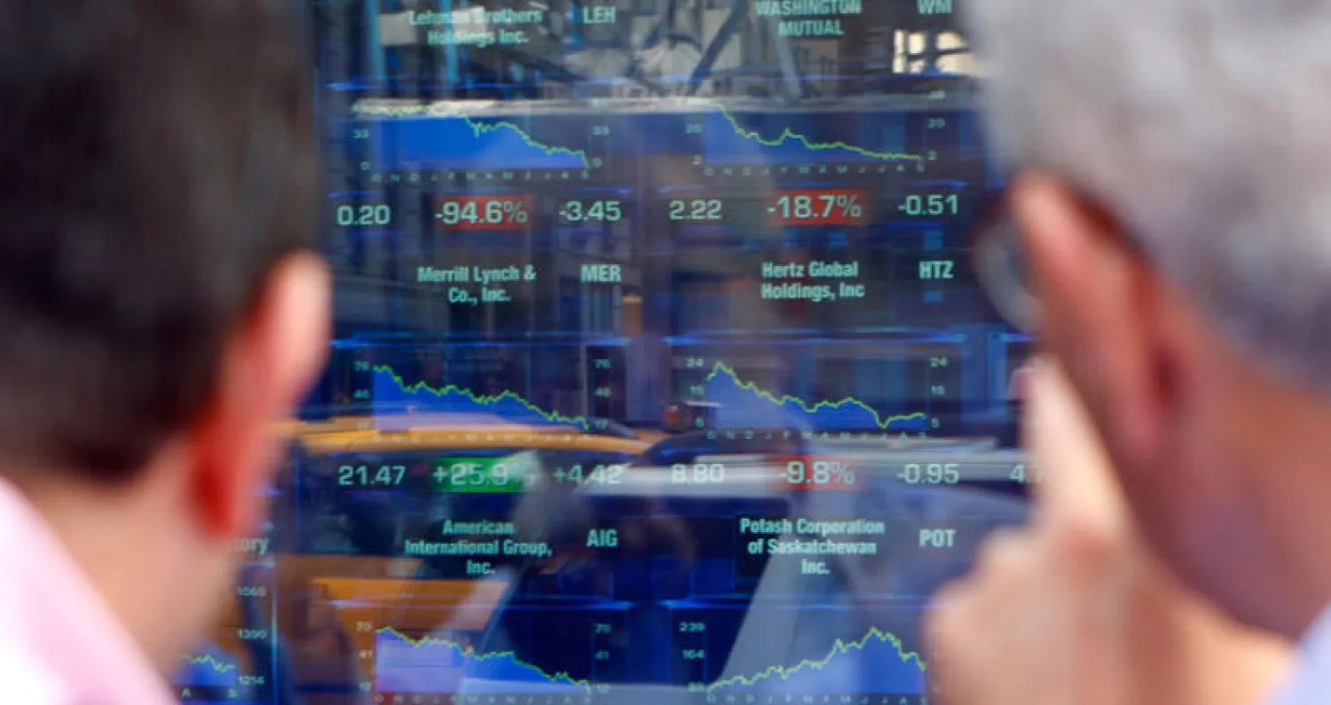 تنتشر المخاوف وسط المستثمرين والمراقبين من احتمالية حدوث انهيار في سوق الأسهم (رويترز)