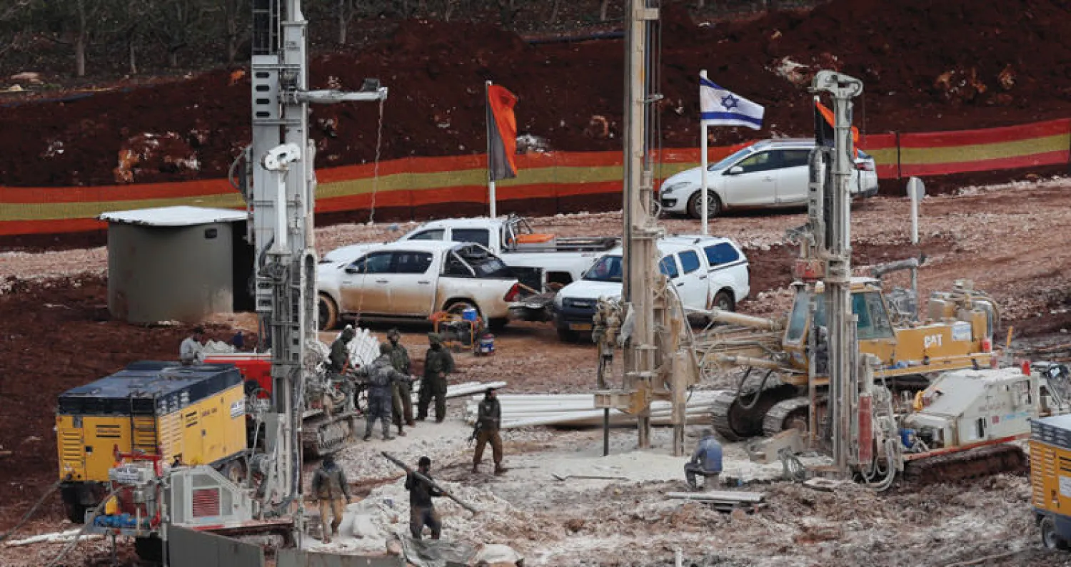 معدات إسرائيلية تحفر باتجاه بلدة كفر كلا اللبنانية الحدودية الأسبوع الماضي (أ.ب)