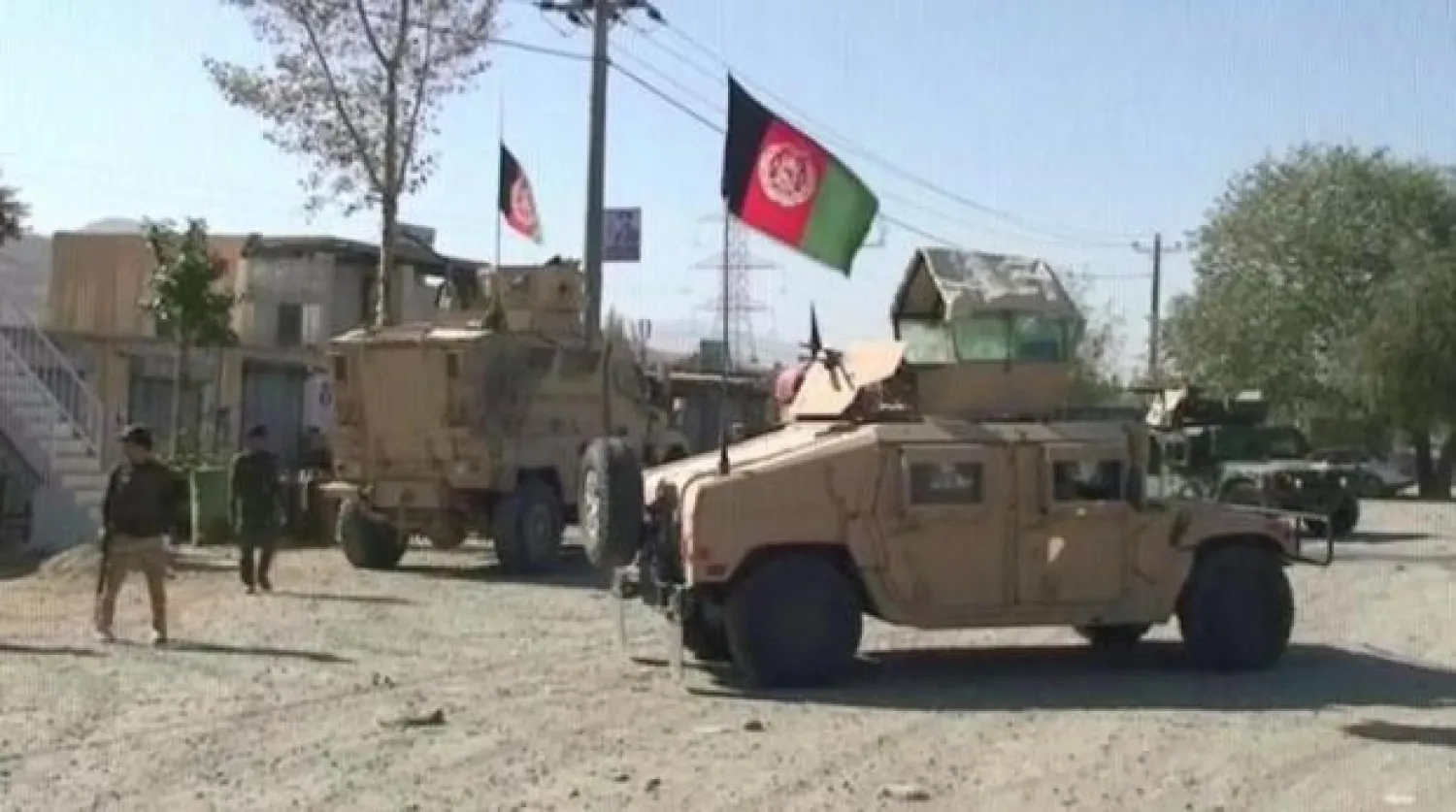 Kabil- Kandahar yolunda bir otobüs ve aracın kaza yaptığı olay yerindeki polis ve vatandaşlar... 17 Aralık’ta gerçekleşen kazada 3 kişi öldü, onlarca kişi de yaralandı (EPA)