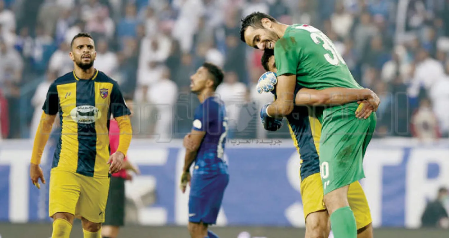 لاعبو الحزم يحتفلون بالفوز على الهلال في المواجهة الأخيرة (تصوير: علي الظاهري)