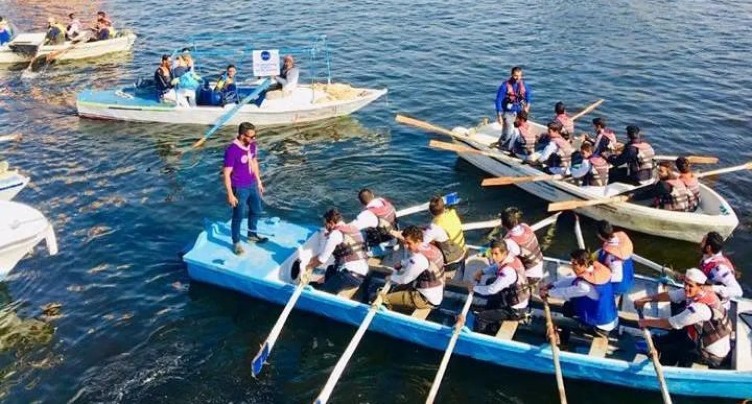 مجموعة من الشباب يجمعون القمامة من النيل (الصفحة الرسمية للحملة) 