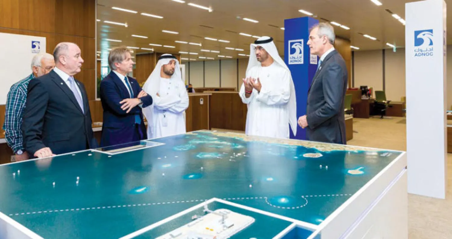 د. سلطان الجابر يشرح لممثلي شركة «أو إم في» أحد المشروعات (الشرق الأوسط)