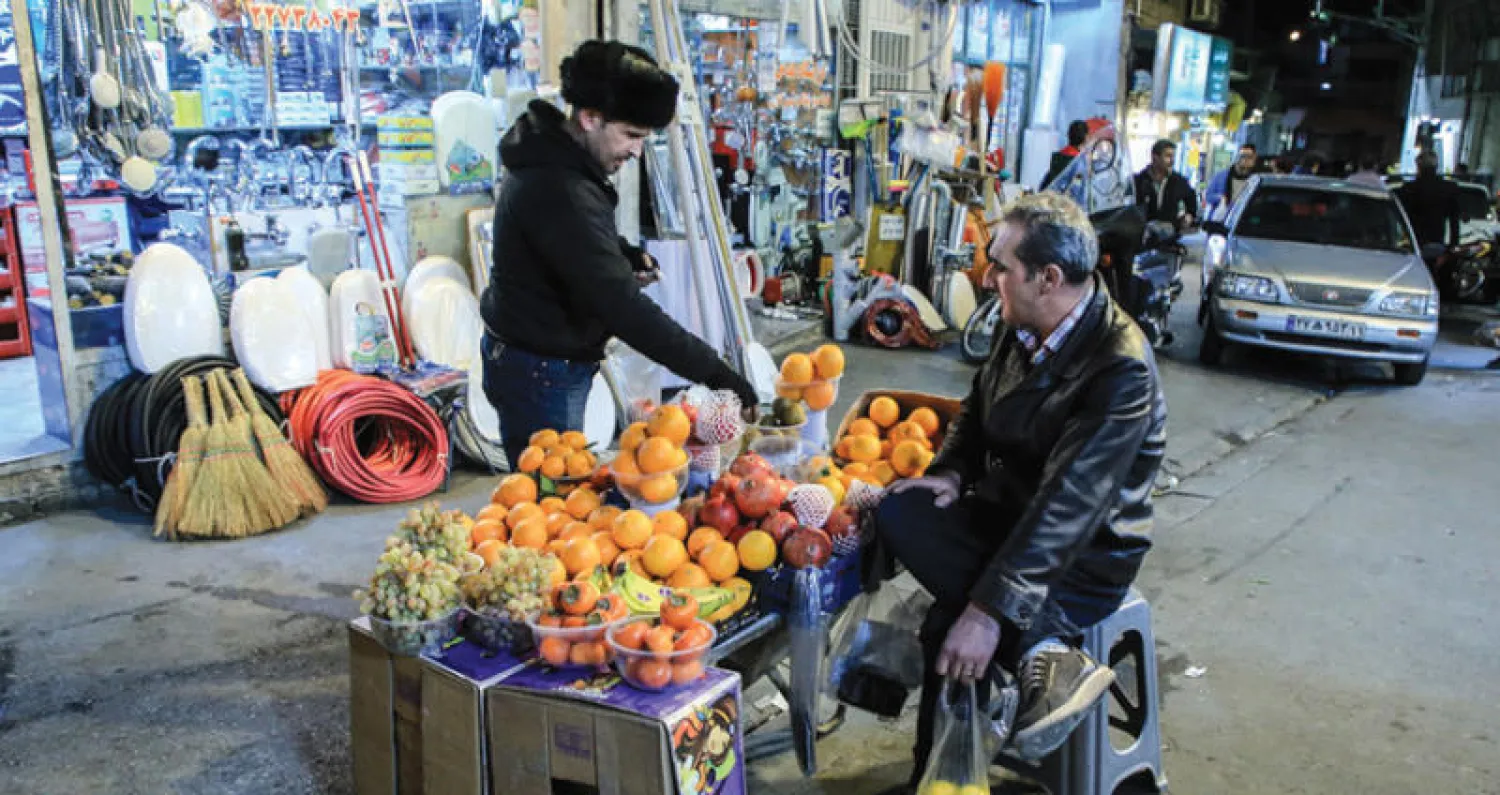إيراني يشتري الفاكهة استعداداً للاحتفال بأطول ليالي السنة في بداية فصل الشتاء وفق تقليد شعبي بإيران (وكالة مهر)