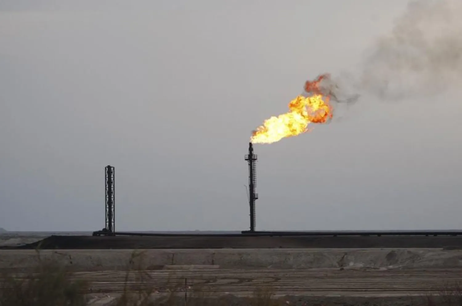 FILE PHOTO: A flame rises from a tower at Majnoon oilfield in Iraq's southern province of Basra February 7, 2012. REUTERS/Atef Hassan
