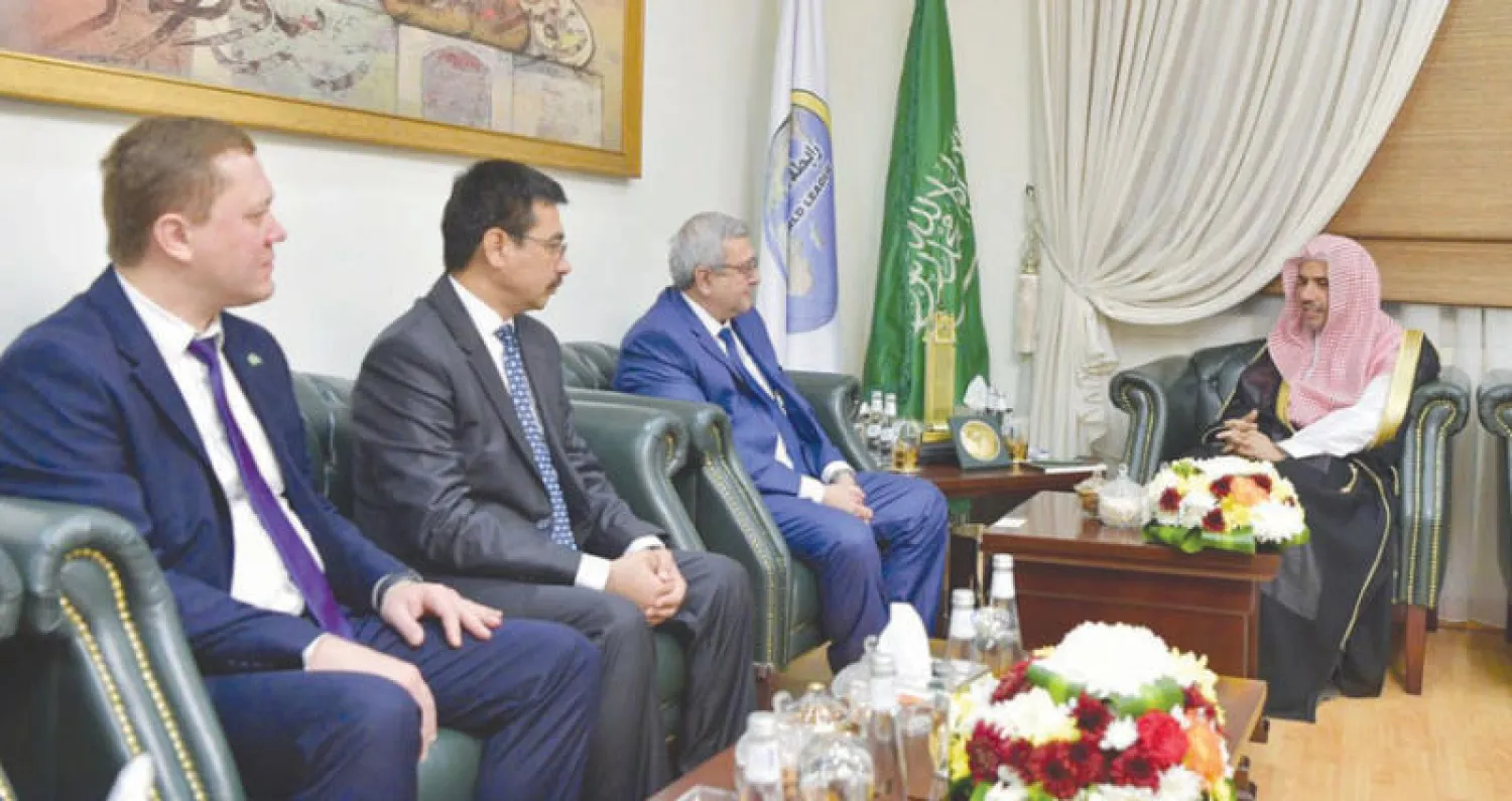 العيسى خلال استقباله رئيس أكاديمية أوزبكستان الإسلامية الدولية في مكتبه بالرياض («الشرق الأوسط»)