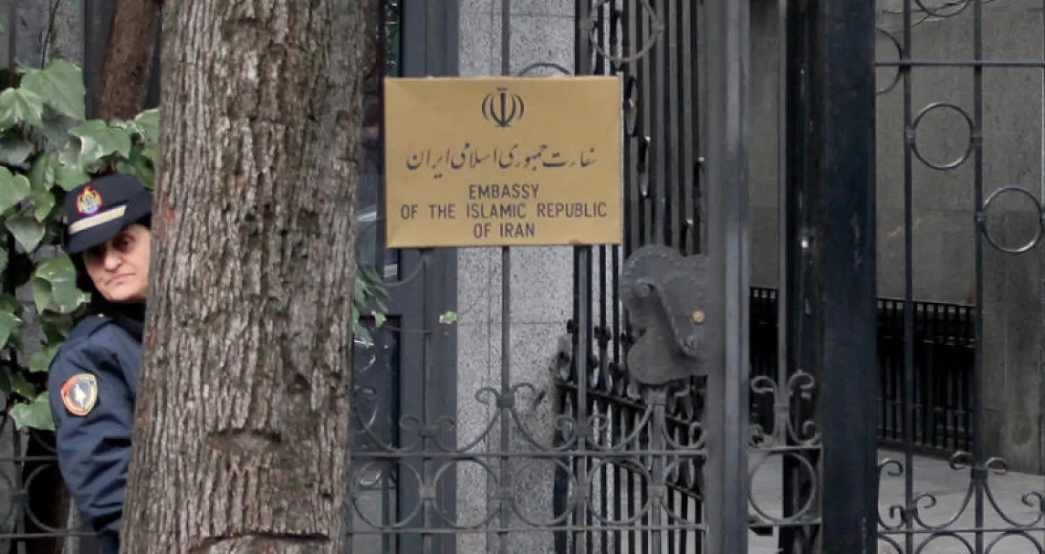 شرطية تحرس السفارة الإيرانية في تيرانا العاصمة الألبانية أمس (إ.ب.أ)