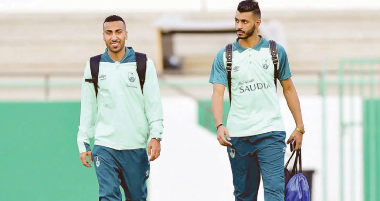 جانب من مغادرة لاعبي الأهلي جدة أمس متوجهين للعاصمة الرياض استعداداً للمباراة (المركز الإعلامي بالنادي الأهلي)