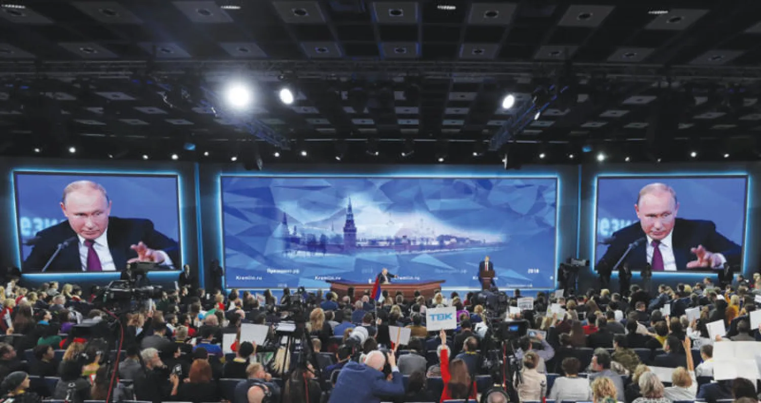 بوتين يجيب عن أسئلة الصحافيين في مؤتمر استمر حوالي 4 ساعات في موسكو أمس (إ.ب.أ)