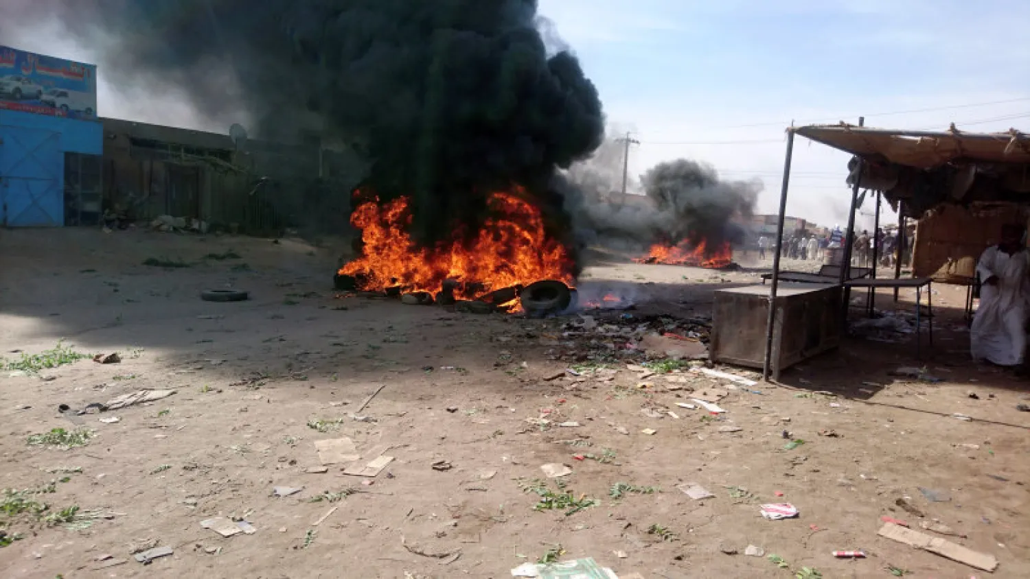 محتجون أشعلوا النار في إطارات السيارات بشوارع مدينة عطبرة السودانية (رويترز)