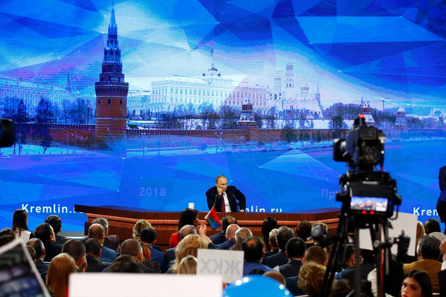 Suriye'de teröre karşı önemli mesafeler alındığına işaret eden Putin, "ABD Başkanı Donald Trump'ın, Suriye'de DEAŞ karşısında zafer kazanıldığı yorumuna genel olarak katılıyorum. Ancak bu terör örgütlerinin, artık Afganistan ve civar ülkelere sızma tehlikesi de söz konusu. Kendi ülkelerine dönmeleri gibi bir risk de var. Bu da ABD, Rusya, Avrupa ve Orta Asya için tehlike oluşturuyor." diye konuştu. 