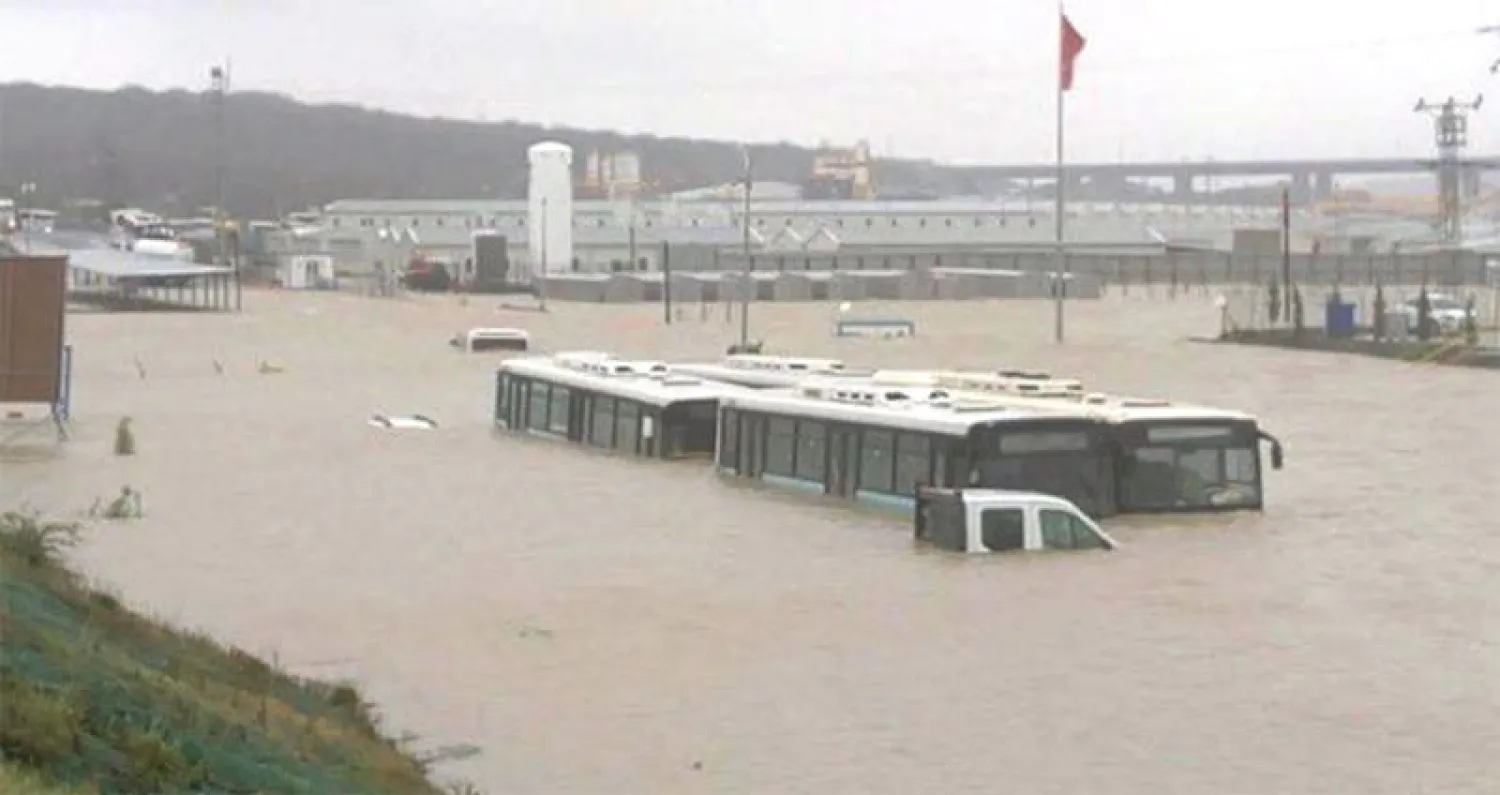 الصور أظهرت غرق العديد من السيارات والحافلات التي تعود للمطار (سبوتنيك)