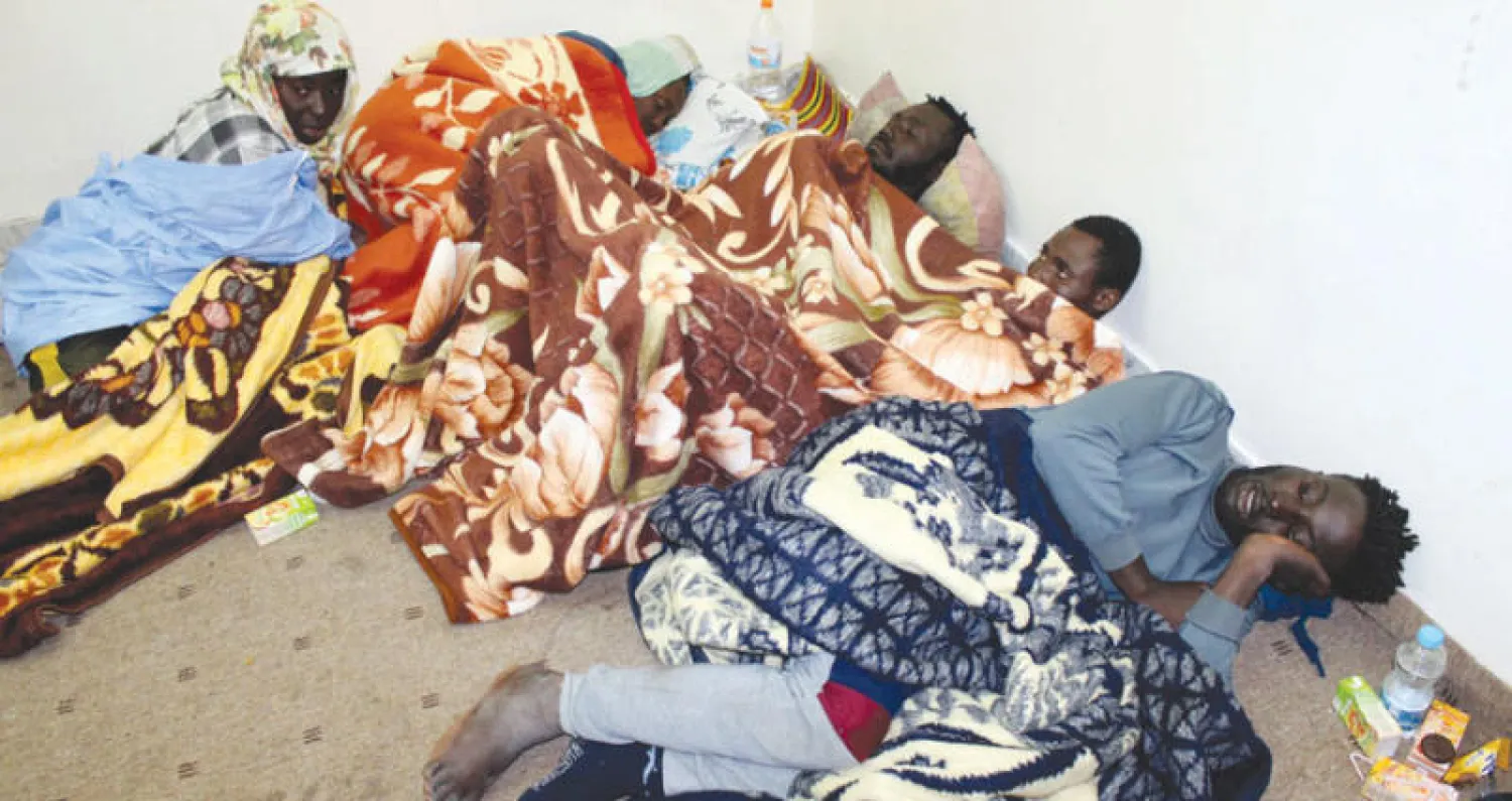 مهاجرون أفارقة يعيشون أوضاعا إنسانية صعبة داخل أحد مراكز الاحتجاز في مصراته (رويترز)