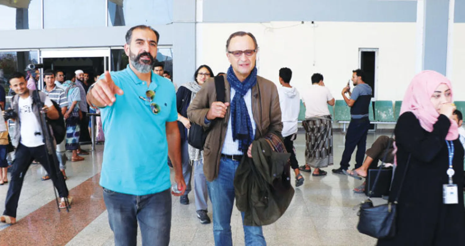 الجنرال الهولندي باتريك كومارت رئيس فريق مراقبي الأمم المتحدة لـ«إعادة الانتشار» في الحديدة لدى وصوله إلى مطار عدن أمس (رويترز)