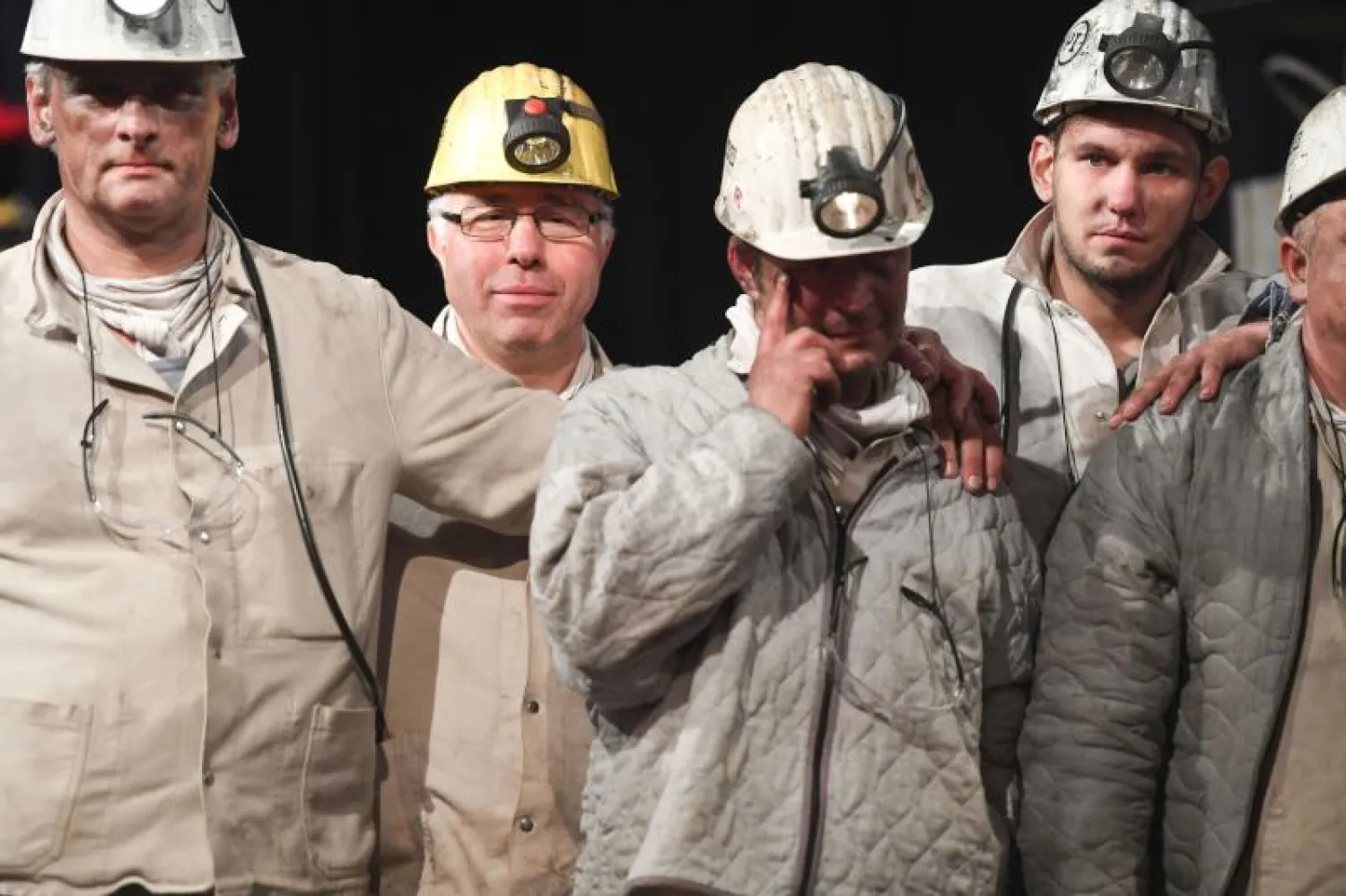 الرئيس الألماني فرانك فالتر شتاينماير يحمل آخر قطعة فحم أسود وسط عمال (أ.ف.ب)
عمال منجم بروسبر هانيل بغرب ألمانيا (أ.ف.ب)
عامل بمنجم بروسبر هانيل يبكي متأثرا بنهاية العمل بالفحم الأسود في البلاد (أ.ف.ب)
الأقفال على منجم بروسبر هانيل بغرب ألمانيا (أ.ف.ب)