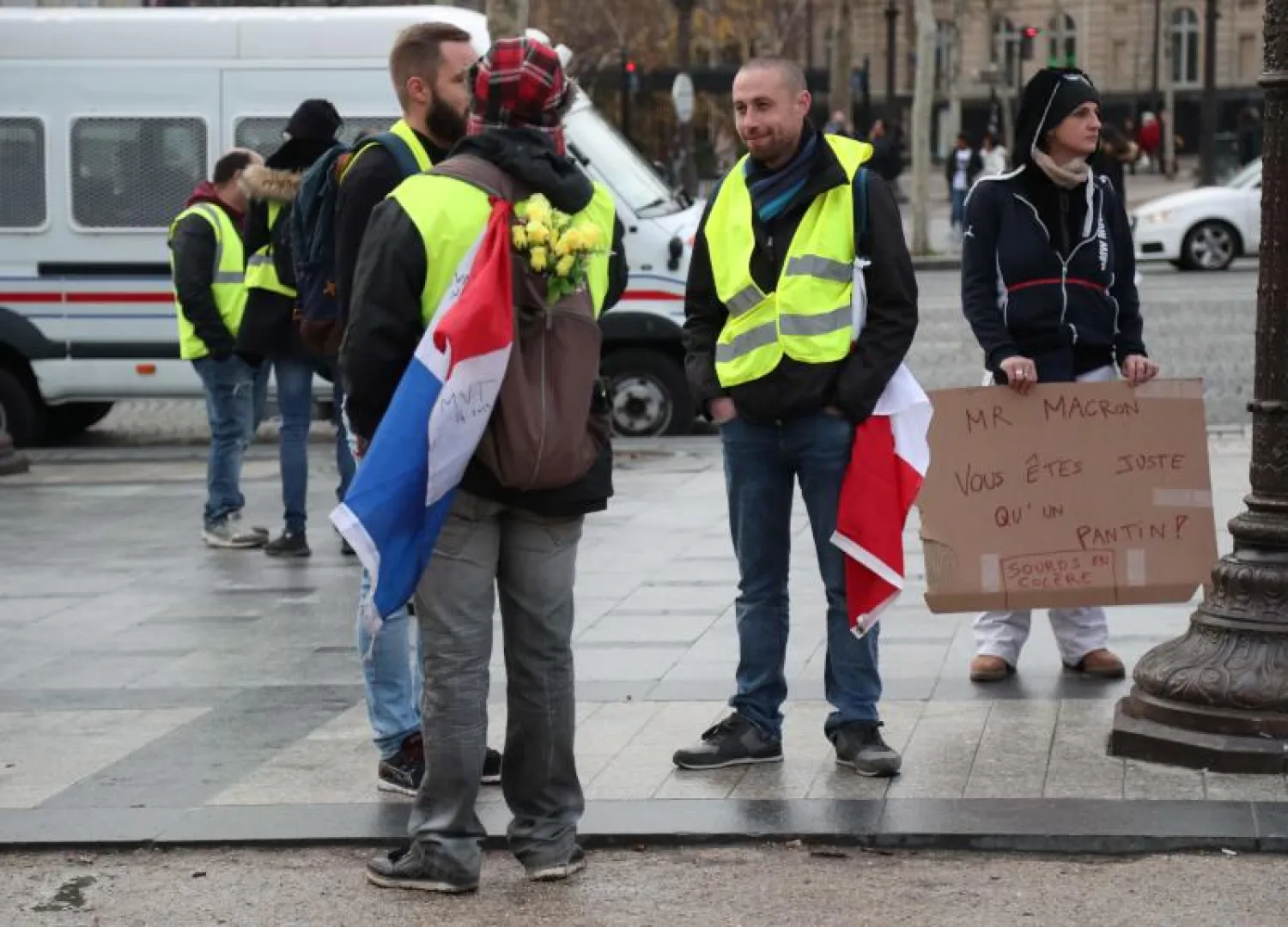 محتجّون يتجمّعون صباح اليوم السبت في جادة الشانزليزيه الباريسية (أ. ف. ب)