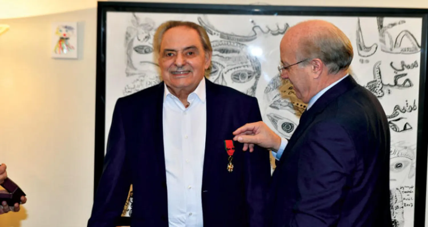 وزير الثقافة اللبناني الدكتور غطاس الخوري يقلد الفنان أنطوان كرباج «وسام الأرز الوطني برتبة ضابط» تقديراً لعطاءاته الفنية (الشرق الأوسط)