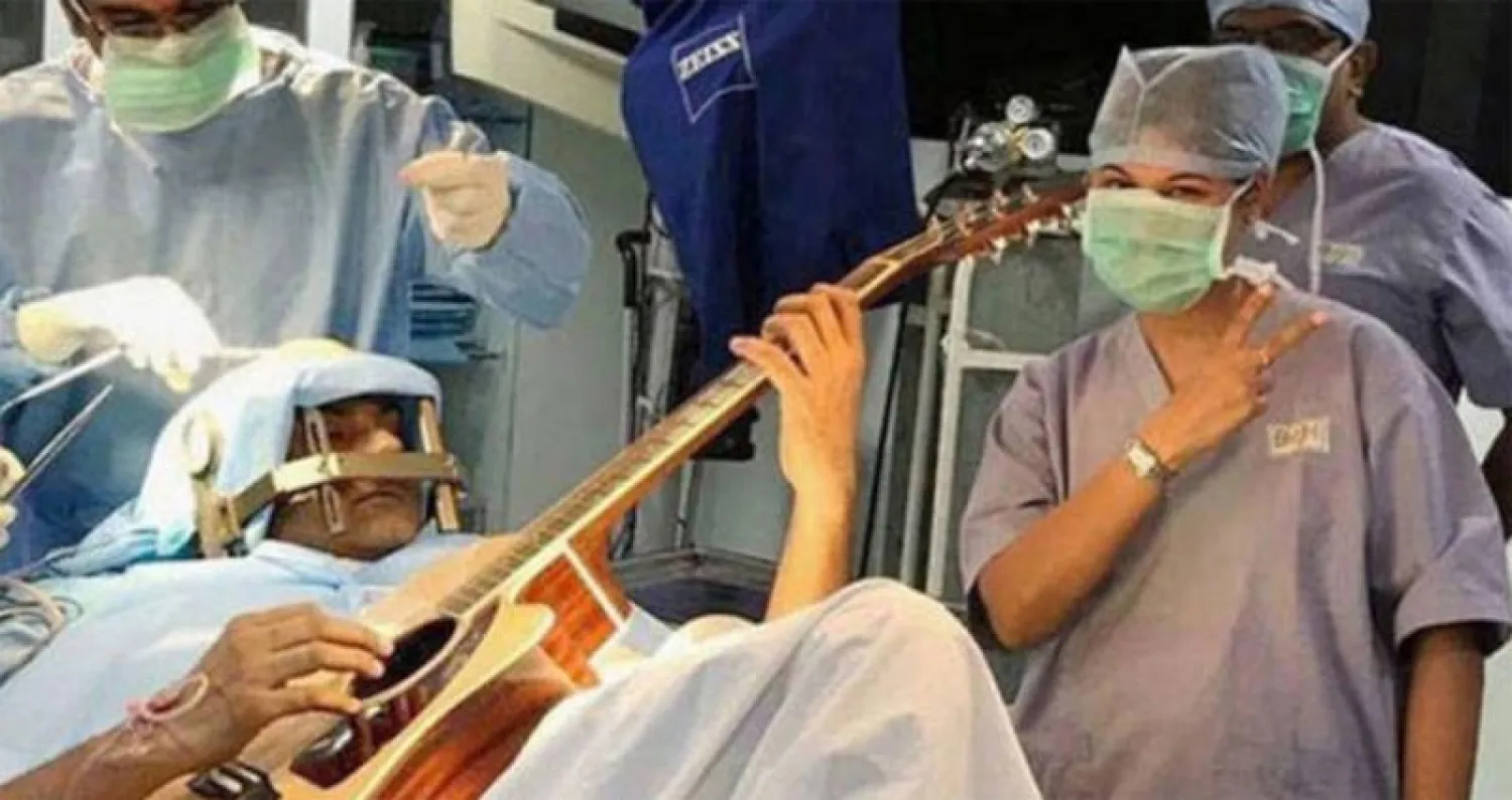 مريض يعزف الغيتار أثناء خضوعه لجراحة في المخ