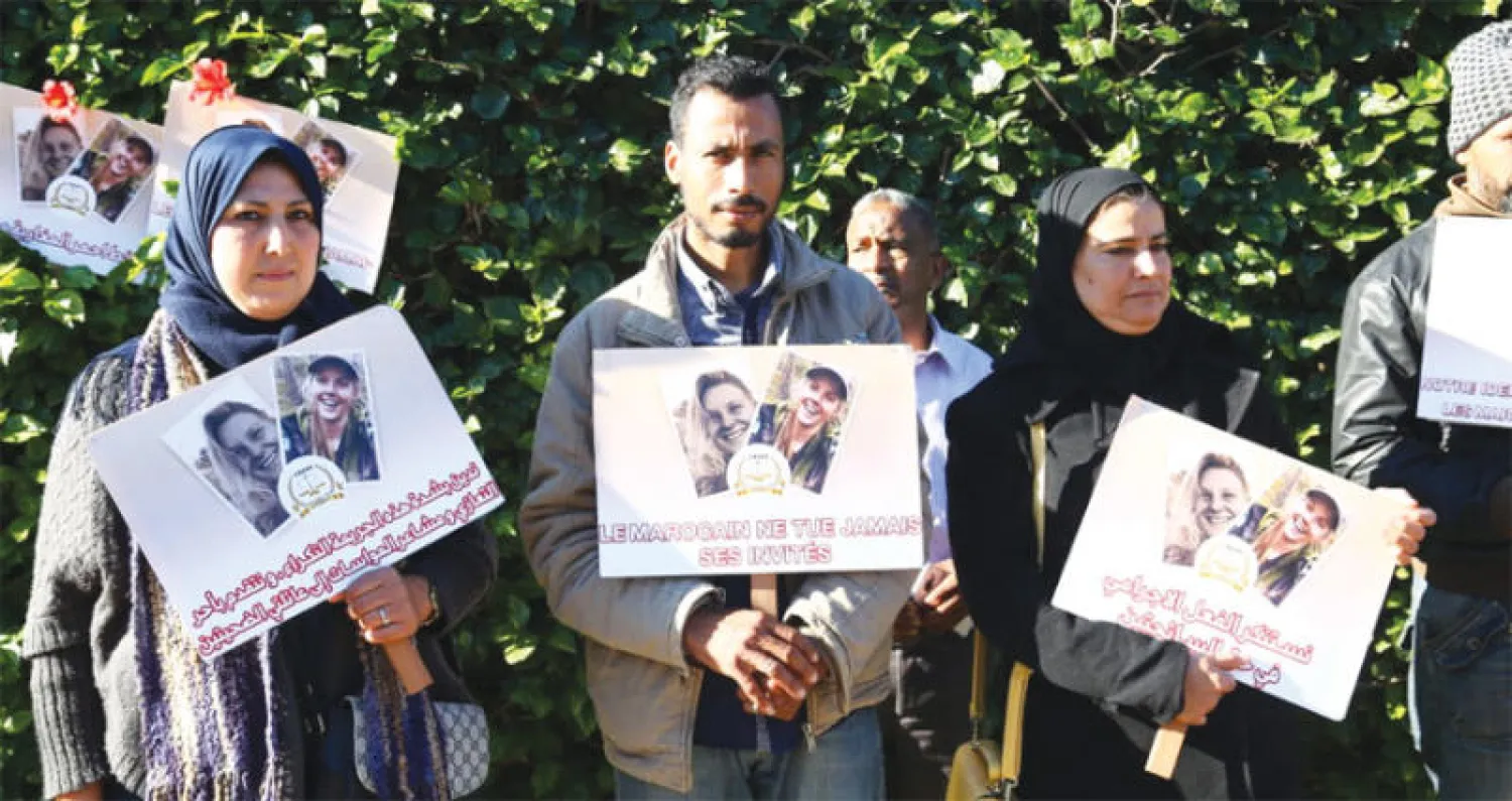 جانب من وقفة التضامن أمام سفارتي النرويج والدنمارك في الرباط أمس (الشرق الأوسط)