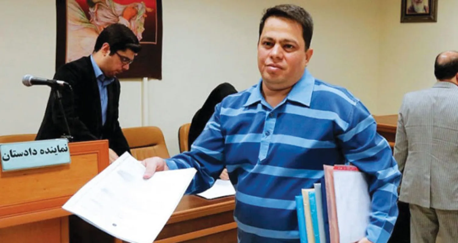 التاجر حميد رضا باقري درمني المعروف بـ«سلطان القطران» أثناء محاكمته في طهران (وكالة أرنا)