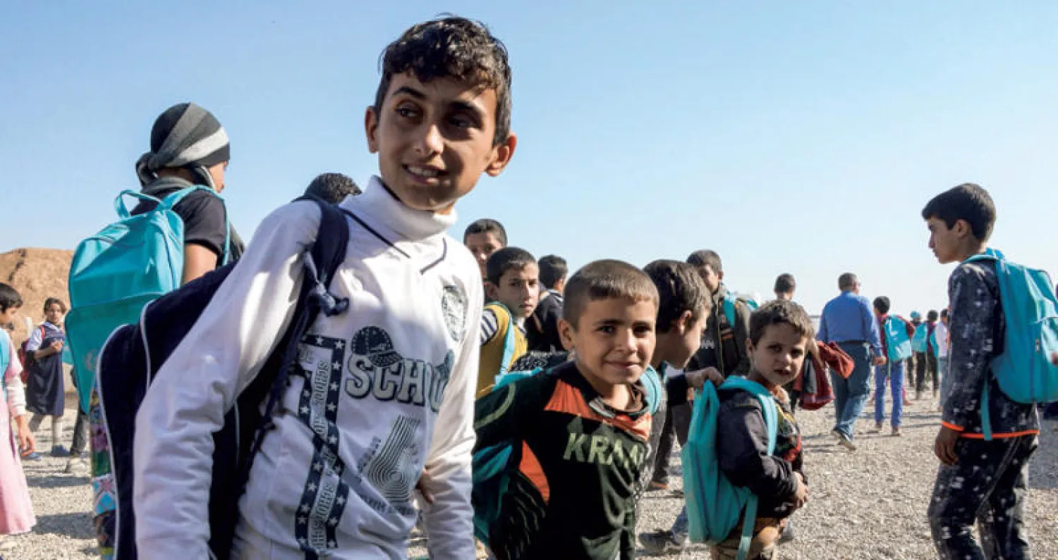 تلاميذ في مخيم حمام العليل للنازحين قرب الموصل (أ.ف.ب)