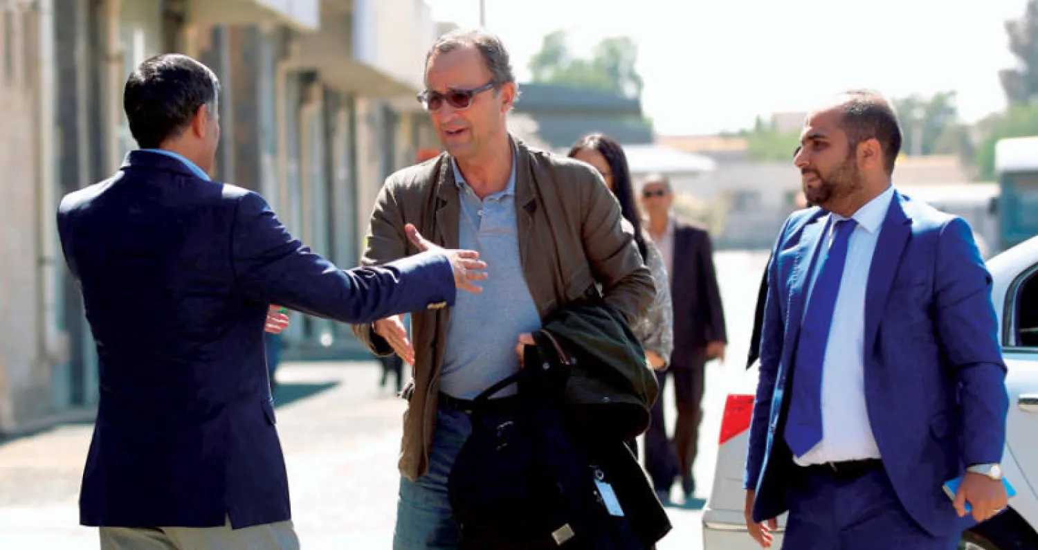 الجنرال الهولندي لدى وصوله لصنعاء التي غادرها براً إلى الحديدة أمس (أ.ف.ب)