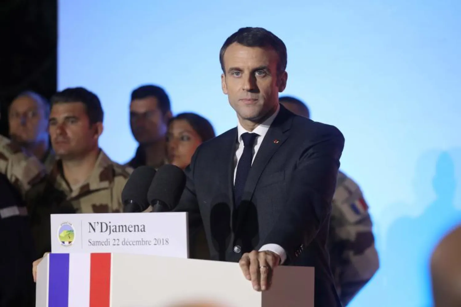 الرئيس الفرنسي إيمانويل ماكرون يتحدث إلى قوات من قوة برخان بمركز قيادتها التكتيكي في العاصمة التشادية (أ.ف.ب)