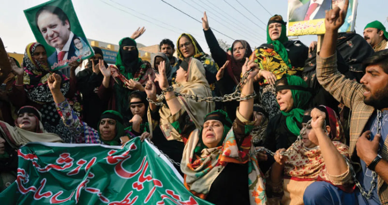 جانب من الاحتجاجات التي عرفتها شوارع بلدة مولتان القريبة من العاصمة بعد إدانة نواز شريف بسبع سنوات سجنا (إ.ب.أ)