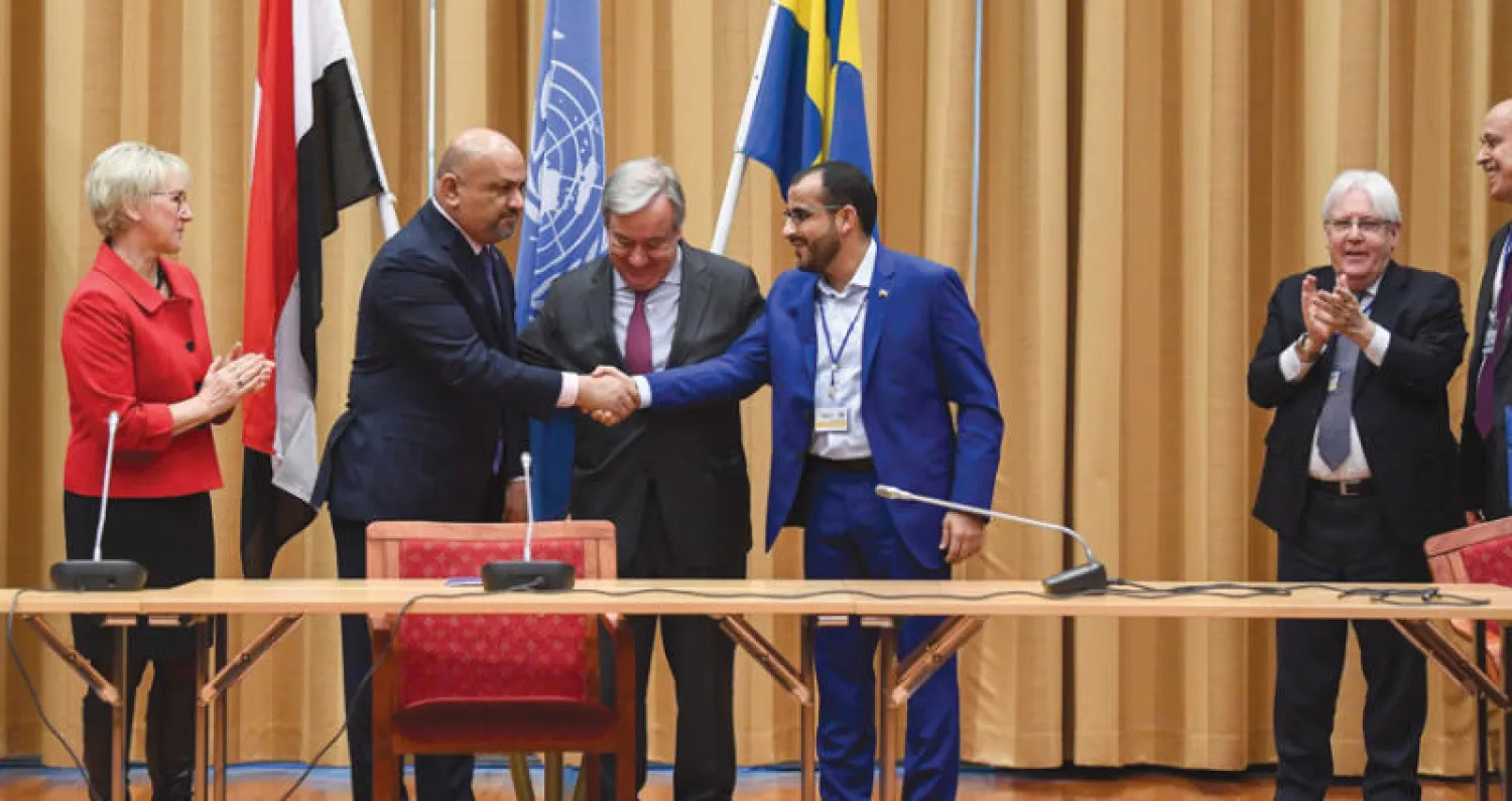 رئيس وفد الحكومة اليمنية إلى مشاورات السويد وزير الخارجية خالد اليماني يصافح رئيس وفد الحوثيين  محمد عبد السلام فليتة في ختام المشاورات (غيتي)