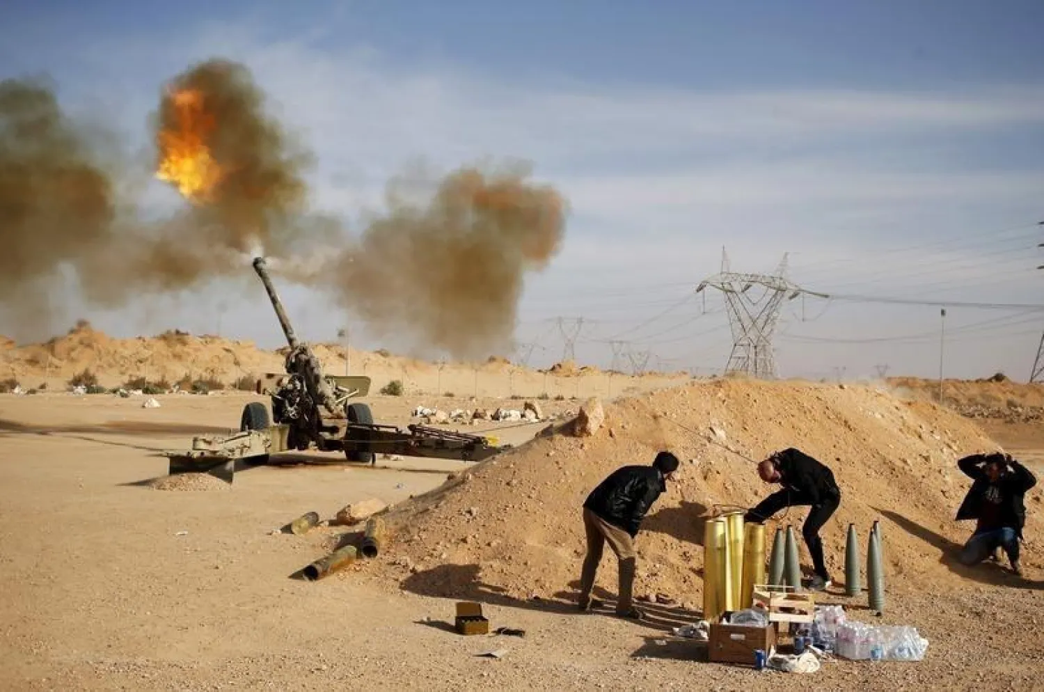 Libya Dawn fighters fire an artillery cannon at ISIS militants near Sirte March 19, 2015. REUTERS/Goran Tomasevic