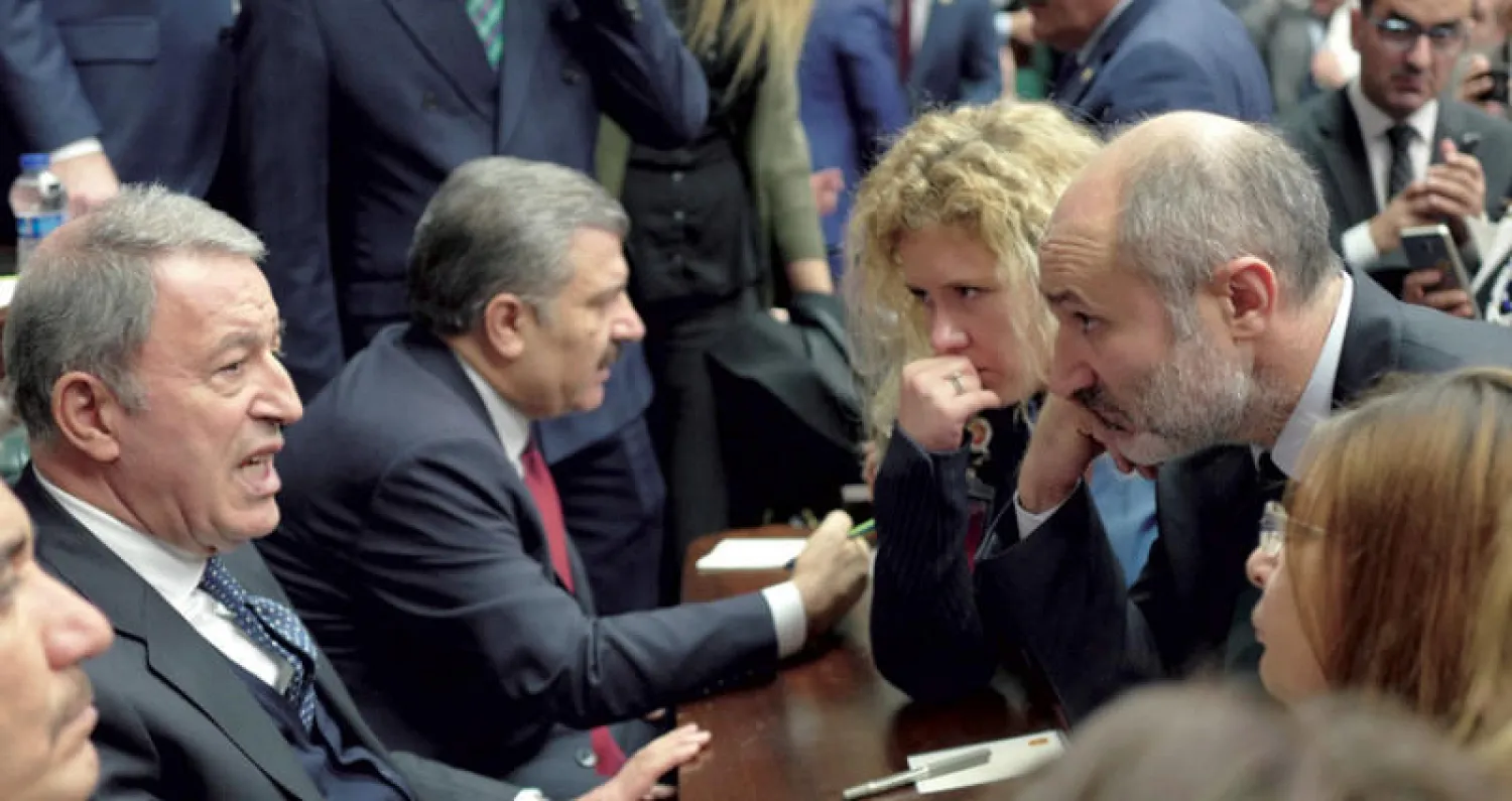 وزير الدفاع التركي خلوصي أكار (يسار) يتحدث في أنقرة أمس عن عملية محتملة شرق الفرات (أ.ب)