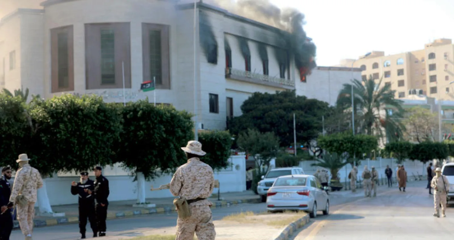 قوات الجيش الليبي تحيط بمبنى وزارة الخارجية في طرابلس بعد تعرضه لهجوم انتحاري أمس (رويترز)