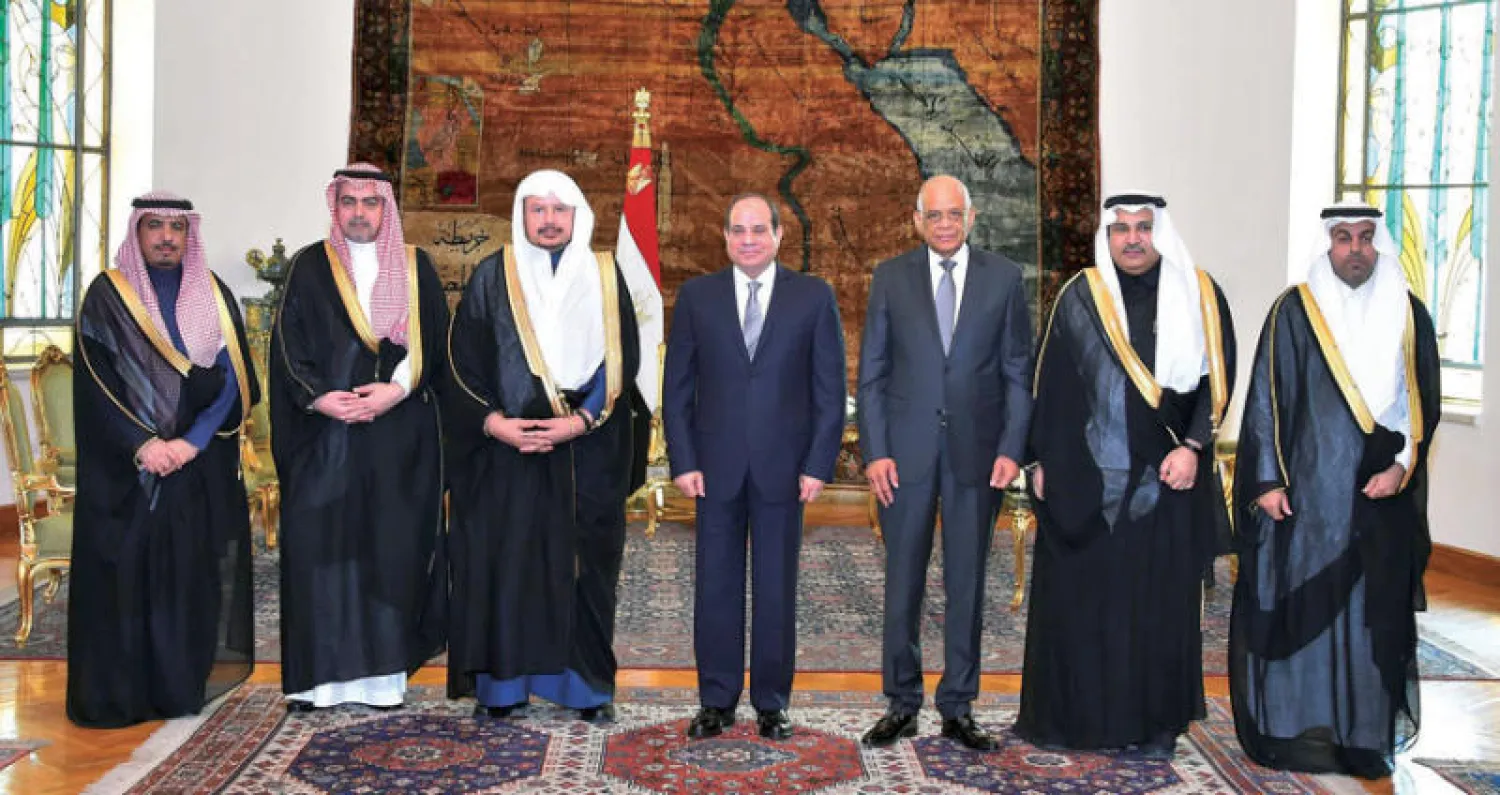 الرئيس المصري خلال استقباله رئيس مجلس الشورى السعودي في القاهرة أمس (الشرق الأوسط)