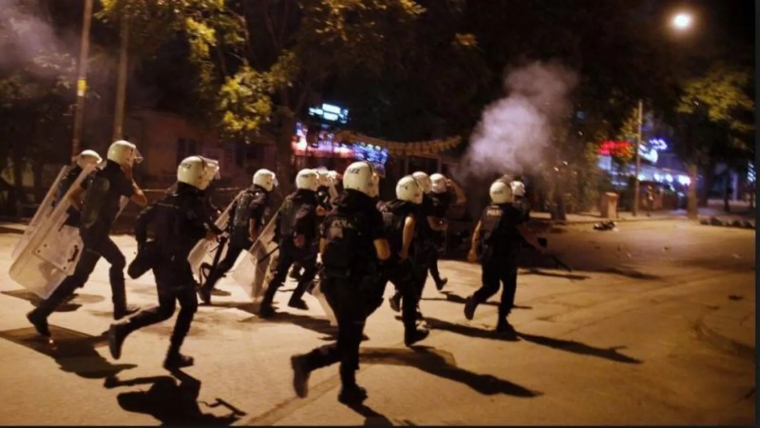 عناصر من رجال الأمن التركي في مواجهة بعض الاحتجاجات بإسطنبول (أرشيفية - رويترز)