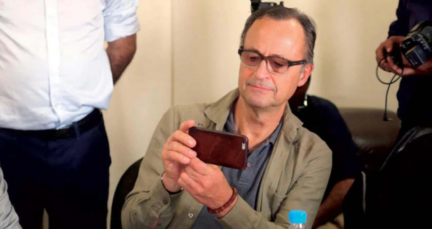 كومارت ممسكاً بهاتفه لدى لقائه وفد الحوثيين أول من أمس (أ.ف.ب)