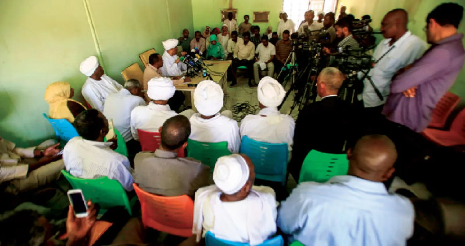 وزير التعاون الدولي القيادي في حزب {المؤتمر الشعبي} ادريس سليمان خلال مؤتمر صحافي في الخرطوم أمس (أ.ف.ب)